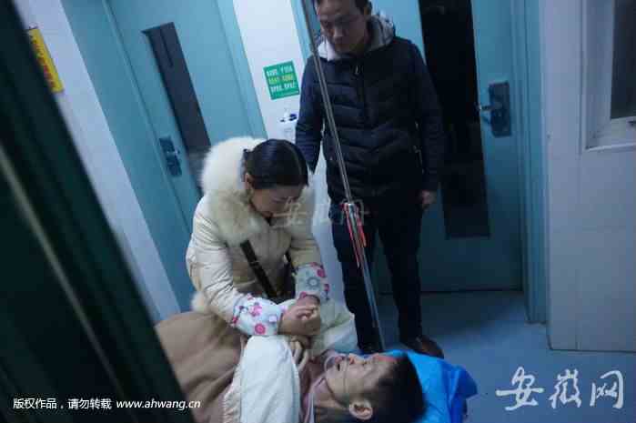12月9日凌晨，杨振海姐弟在合肥重逢。（图片由救助站工作人员提供）